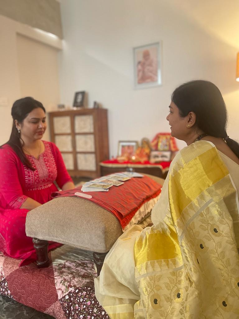 Tarot reading session at Anamayah